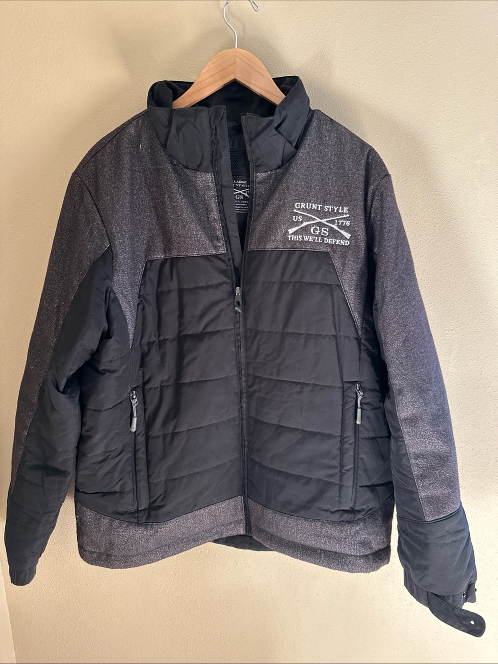 Grunt Style Mens Jacket Size Large Black Gray Military Puffer *Flaw Read*